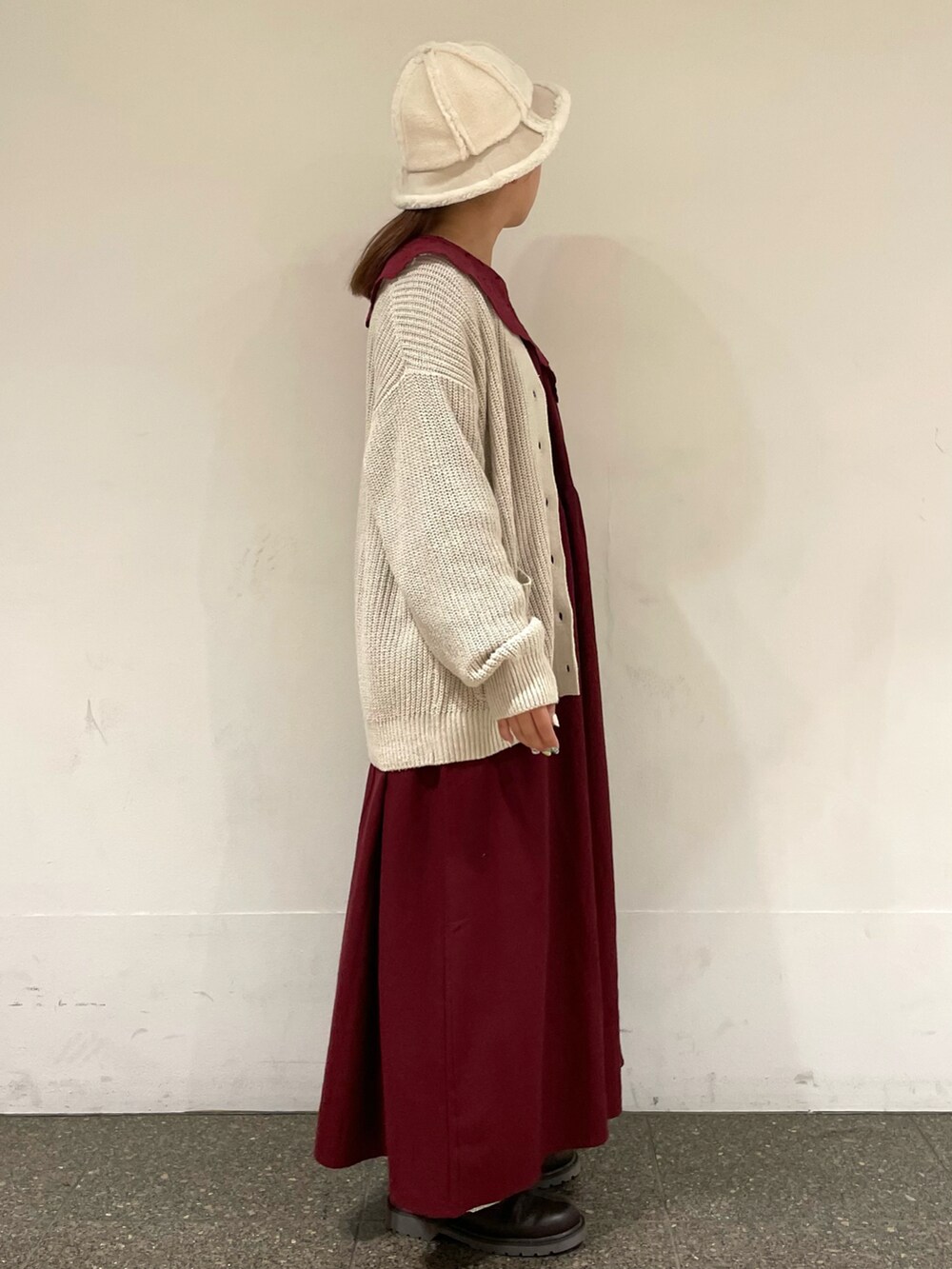 レッド系のワンピース、ホワイト系のその他パンツ、ブラウン系のサンダルを着用したレディースの秋コーディネートの5枚目の写真