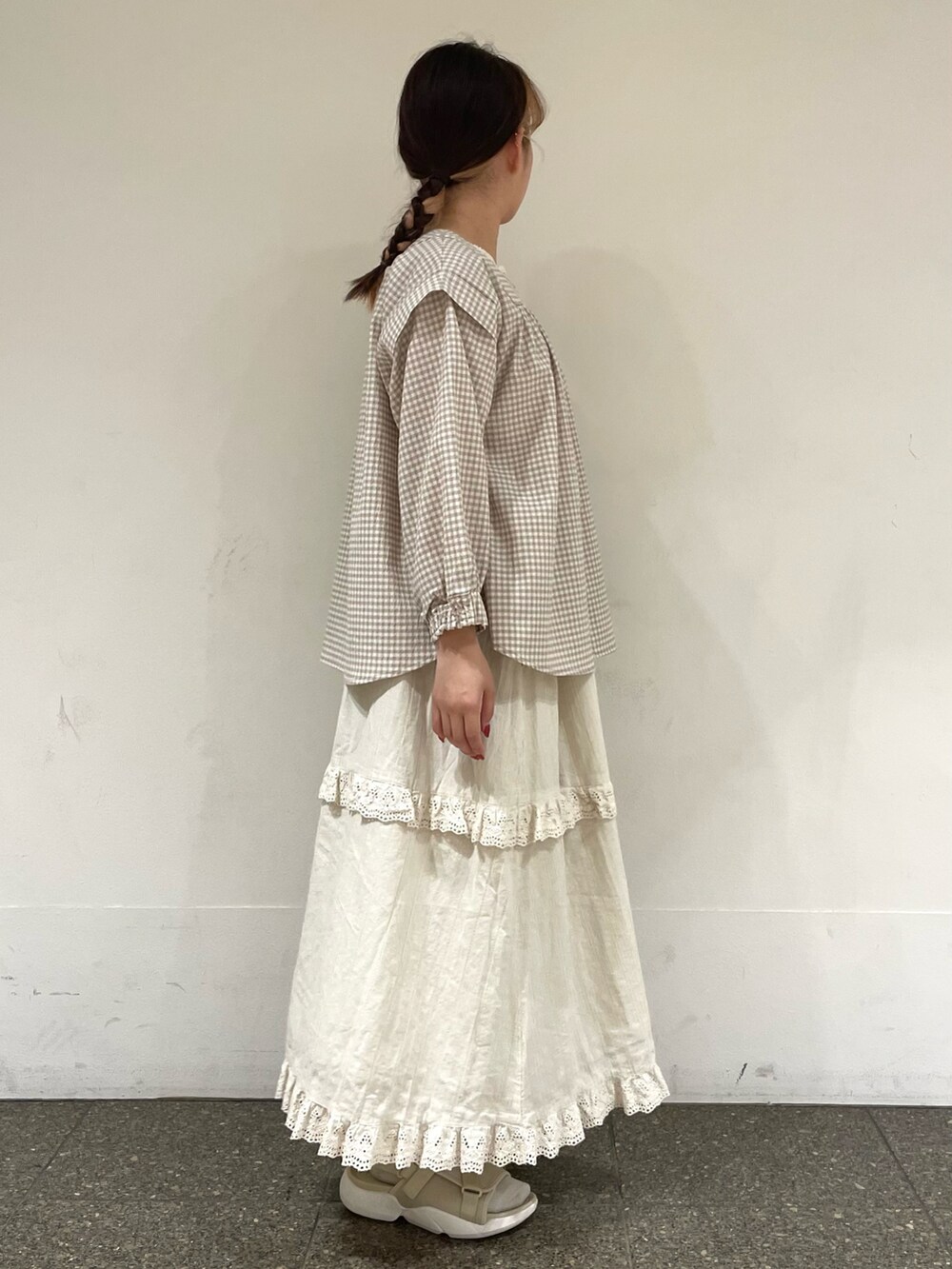 ベージュ系のサンダル、ベージュ系のシャツ/ブラウス、ベージュ系のスカートを着用したレディースの夏コーディネートの5枚目の写真