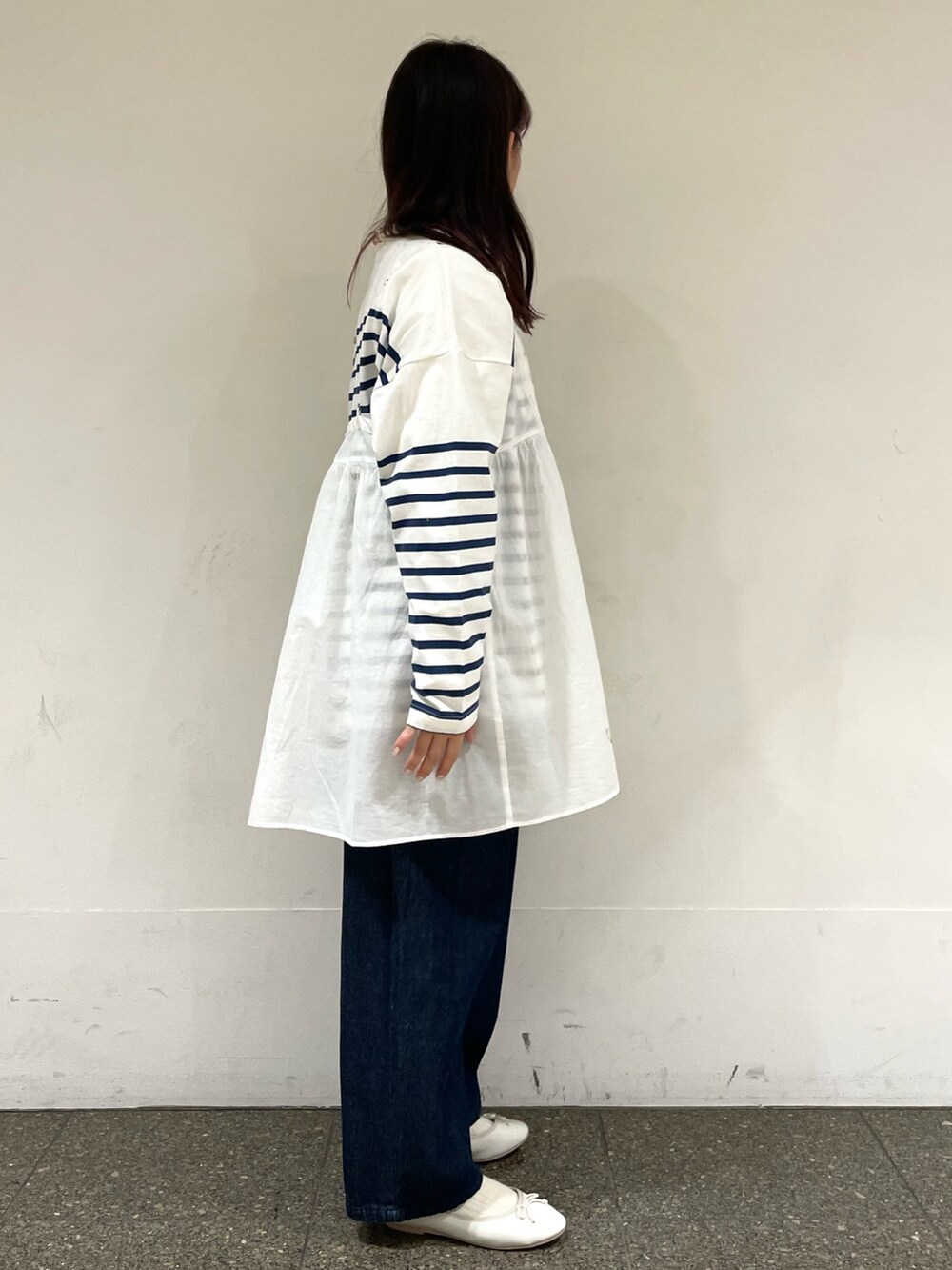 ホワイト系のTシャツ/カットソー、ホワイト系のパンプス、ブルー系のTシャツ/カットソーを着用したレディースの春コーディネートの5枚目の写真