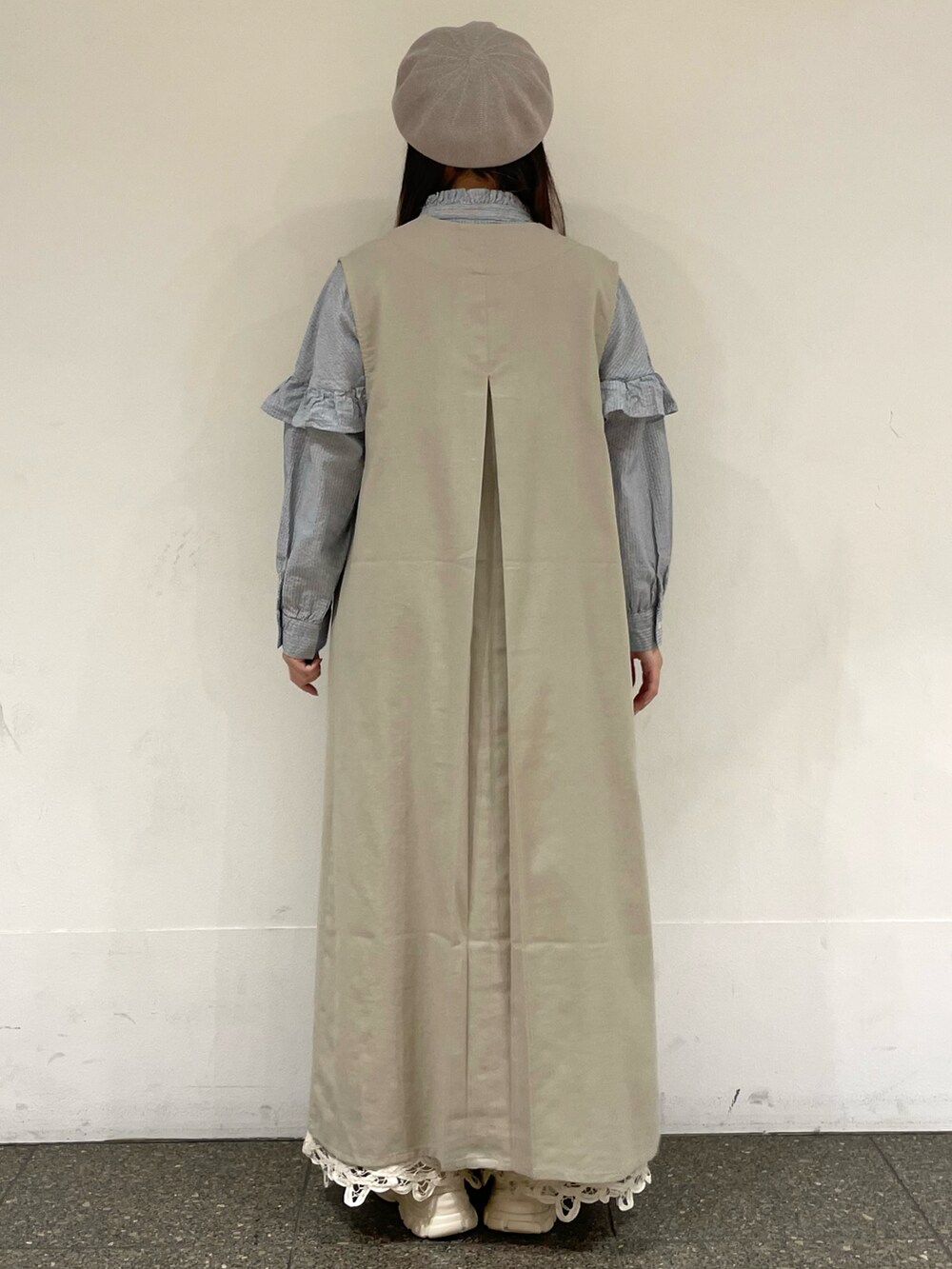 ブルー系のシャツ/ブラウス、ホワイト系のワンピース、ホワイト系のその他パンツを着用したレディースの春コーディネートの4枚目の写真