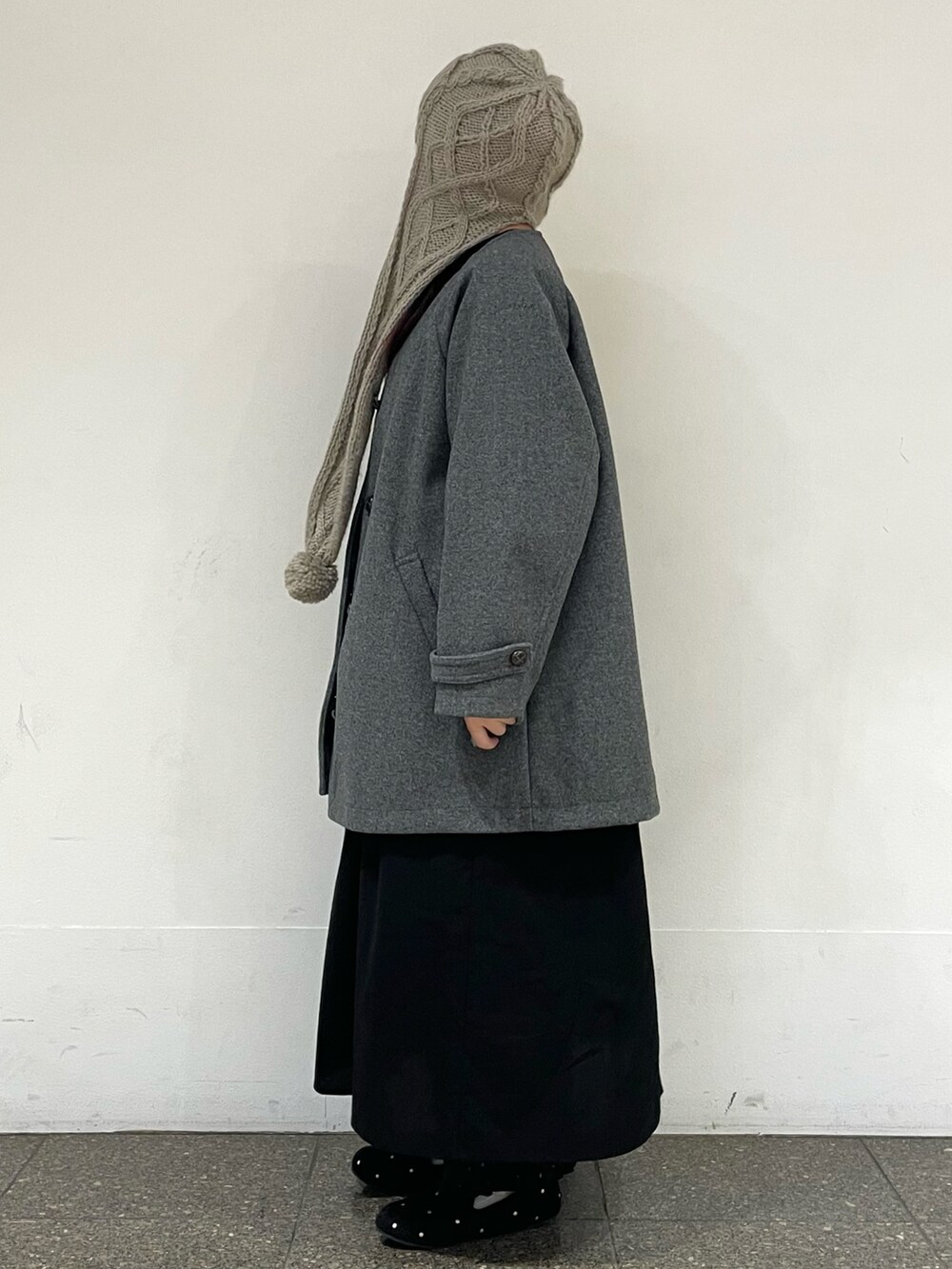 グレー系のドレスシューズを着用したレディースの冬コーディネートの3枚目の写真