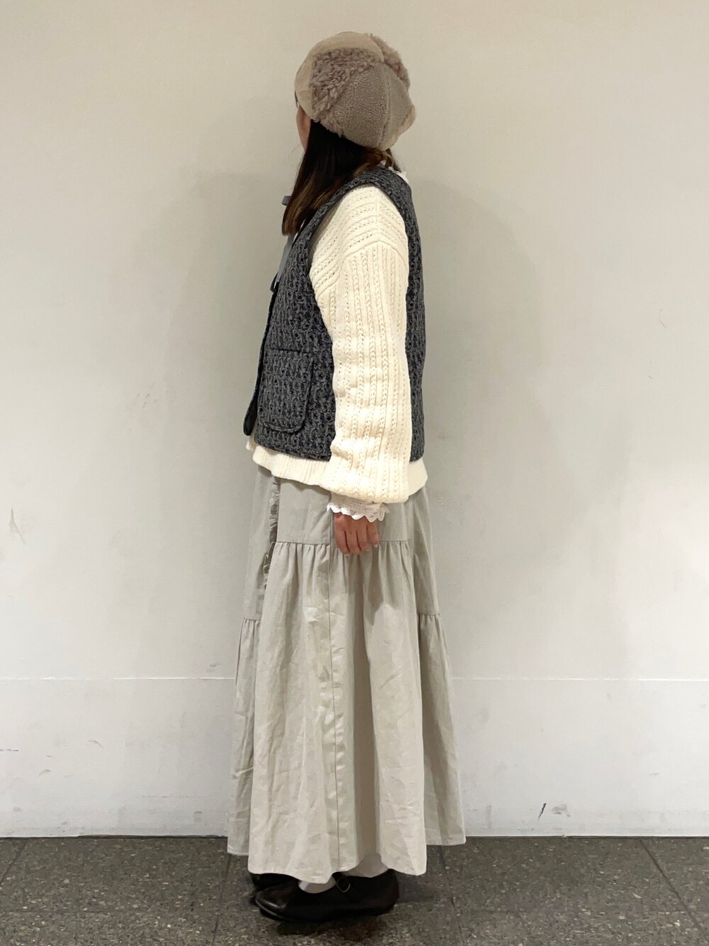 ブラウン系のドレスシューズ、ホワイト系のシャツ/ブラウス、グリーン系のベストを着用したレディースの冬コーディネートの3枚目の写真