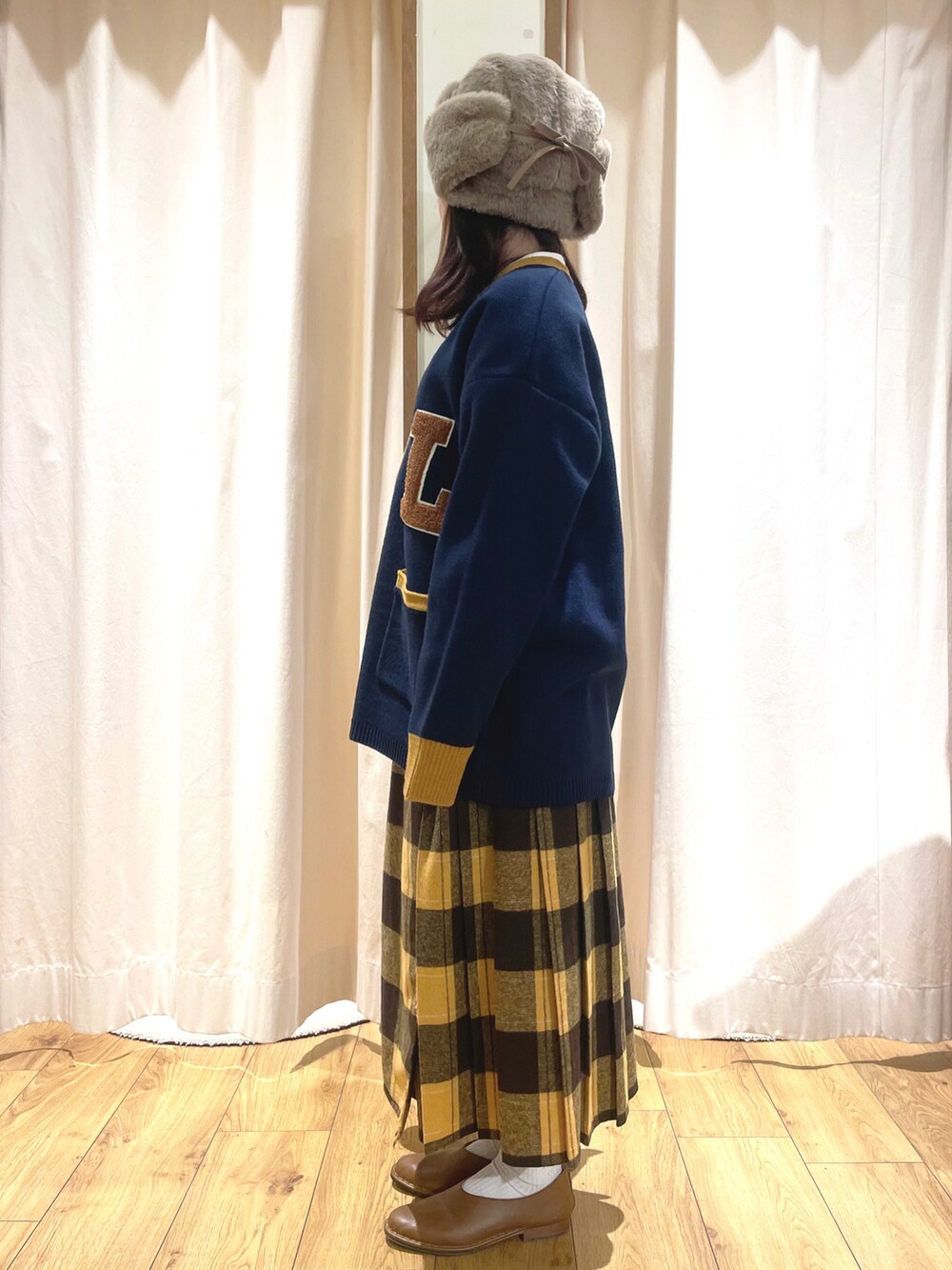 ブルー系のカーディガン/ボレロ、イエロー系のスカート、イエロー系のその他シューズを着用したレディースの冬コーディネートの2枚目の写真