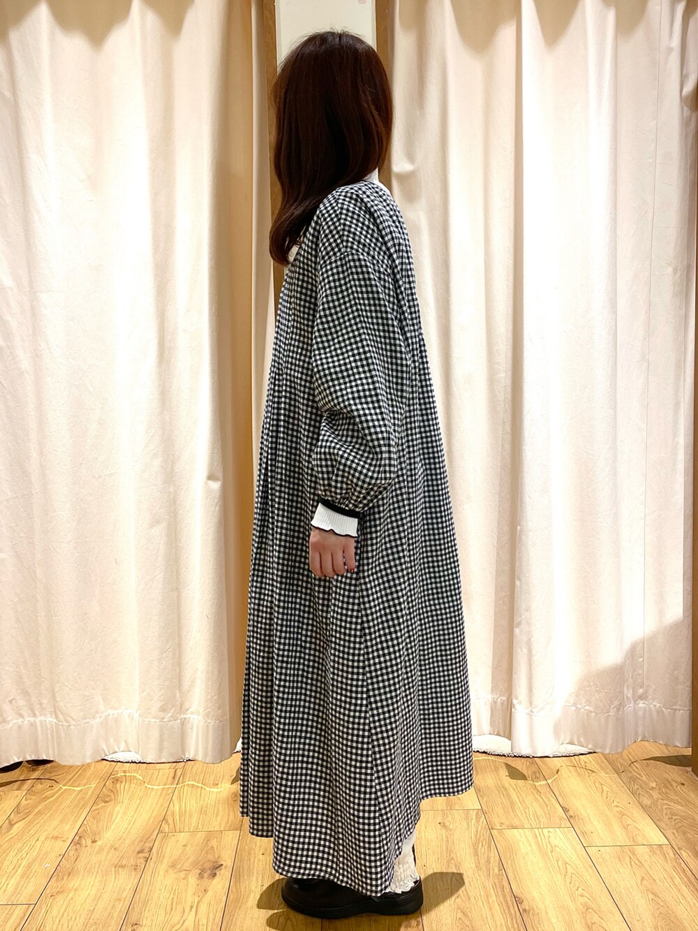 ホワイト系のTシャツ/カットソー、ブラック系のワンピース、ホワイト系のその他パンツを着用したレディースの冬コーディネートの2枚目の写真