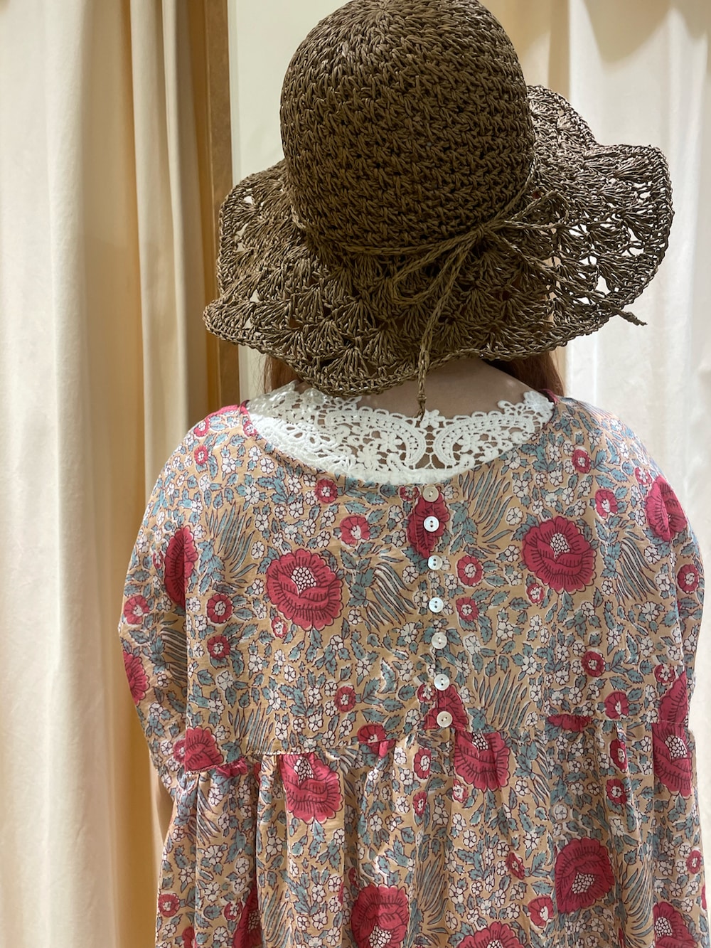 ホワイト系のTシャツ/カットソー、ベージュ系のワンピース、ブラウン系のトートバッグを着用したレディースの夏コーディネートの5枚目の写真