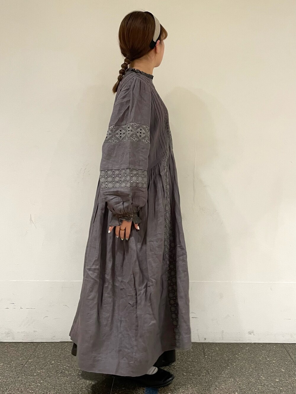 グレー系のスカート、ブラック系のドレスシューズ、グレー系のワンピースを着用したレディースの秋コーディネートの5枚目の写真