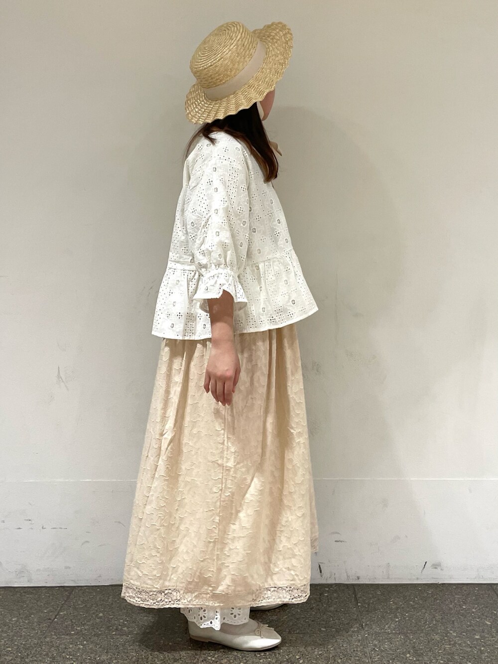 ホワイト系のパンプス、ホワイト系のノーカラージャケット、ホワイト系のワンピースを着用したレディースの春コーディネートの5枚目の写真