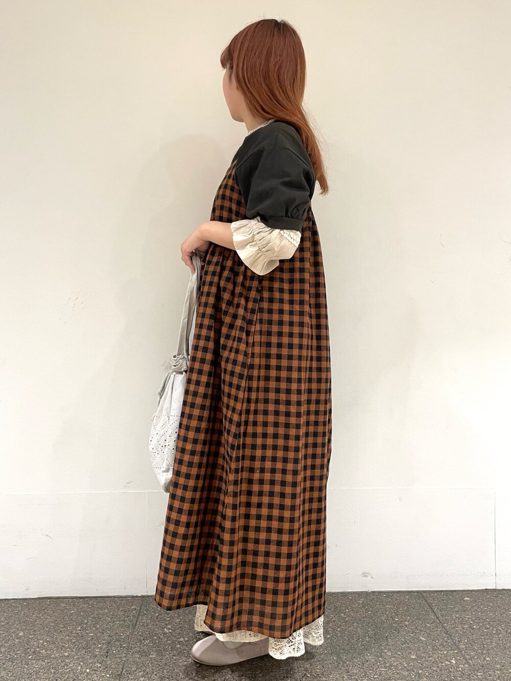 ベージュ系のその他シューズ、ベージュ系のシャツ/ブラウス、グレー系のTシャツ/カットソーを着用したレディースの春コーディネートの2枚目の写真