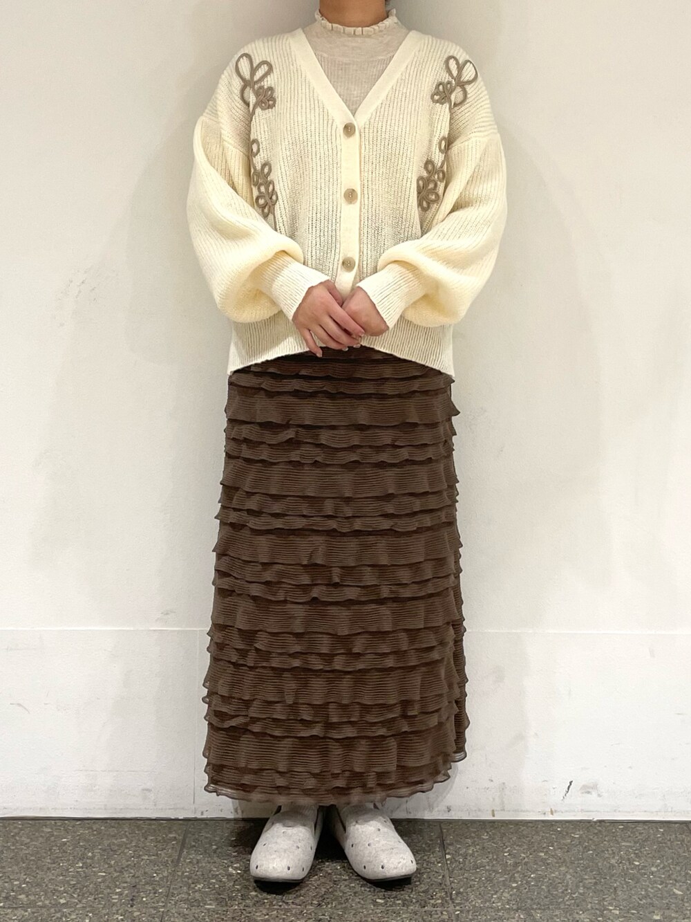 ベージュ系のドレスシューズを着用したレディースの冬コーディネートの2枚目の写真