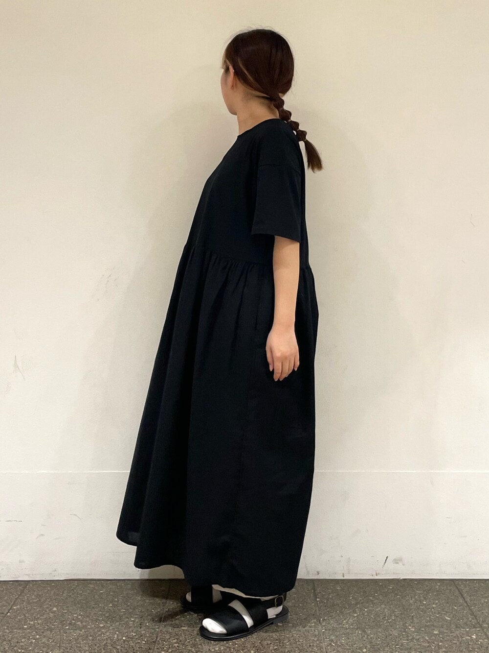 ブラック系のサンダル、ブラック系のワンピースを着用したレディースの秋コーディネートの3枚目の写真