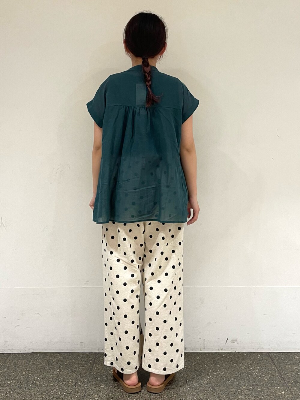 ブラウン系のサンダル、グリーン系のシャツ/ブラウス、ベージュ系のその他パンツを着用したレディースの秋コーディネートの4枚目の写真