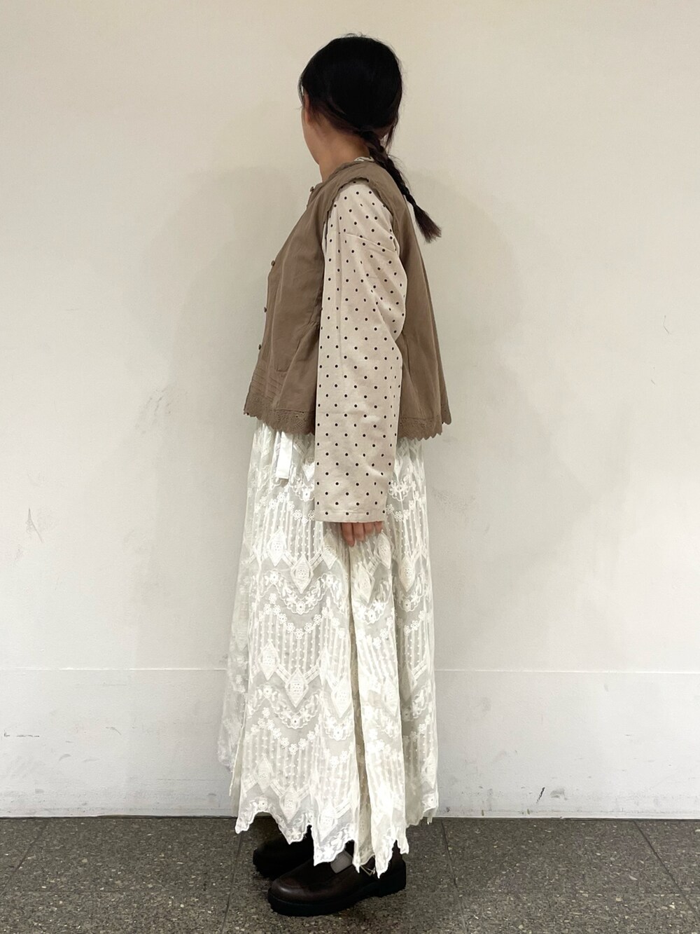 ブラウン系のドレスシューズを着用したレディースの冬コーディネートの3枚目の写真