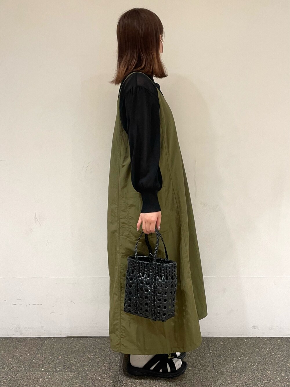 ブラック系のカーディガン/ボレロ、グリーン系のワンピース、グレー系のハンドバッグを着用したレディースの夏コーディネートの5枚目の写真