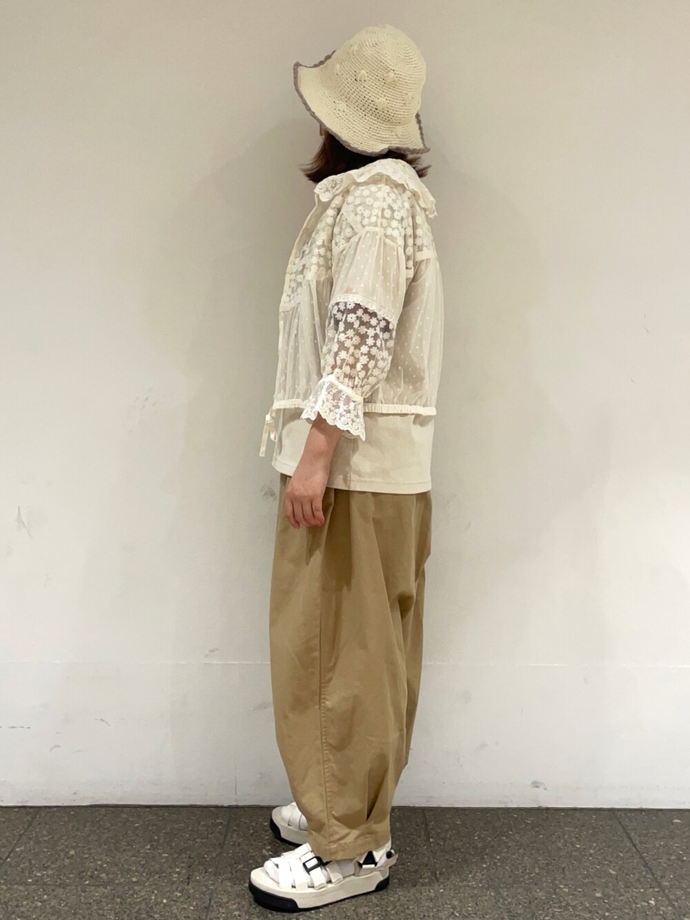 ベージュ系のTシャツ/カットソー、ホワイト系のシャツ/ブラウス、ベージュ系のその他パンツを着用したレディースの春コーディネートの3枚目の写真