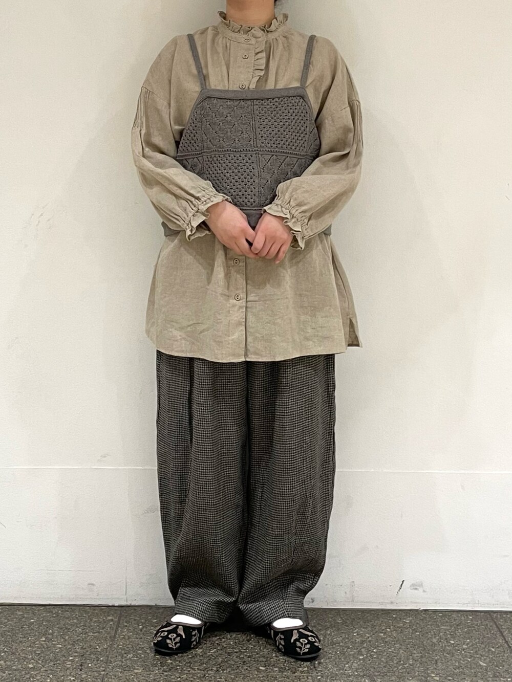 ブラック系のドレスシューズ、ベージュ系のシャツ/ブラウス、グレー系のキャミソールを着用したレディースの春コーディネートの2枚目の写真