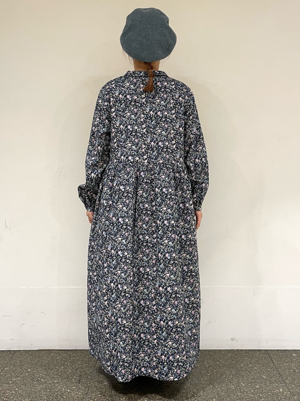 ホワイト系のスカート、ブラウン系のドレスシューズ、ピンク系のワンピースを着用したレディースの夏コーディネートの4枚目の写真