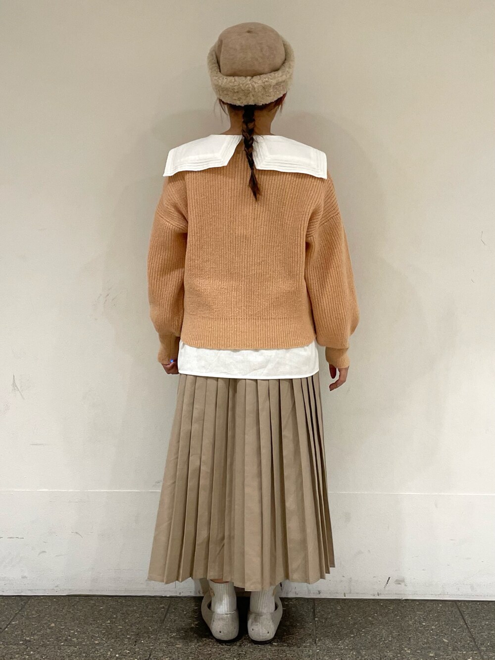 ベージュ系のドレスシューズを着用したレディースの冬コーディネートの4枚目の写真