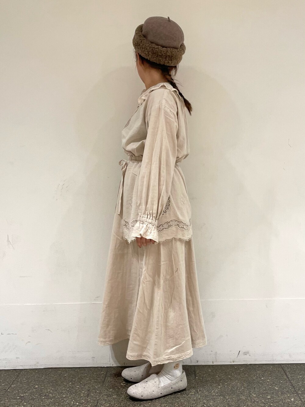 ベージュ系のドレスシューズを着用したレディースの冬コーディネートの3枚目の写真