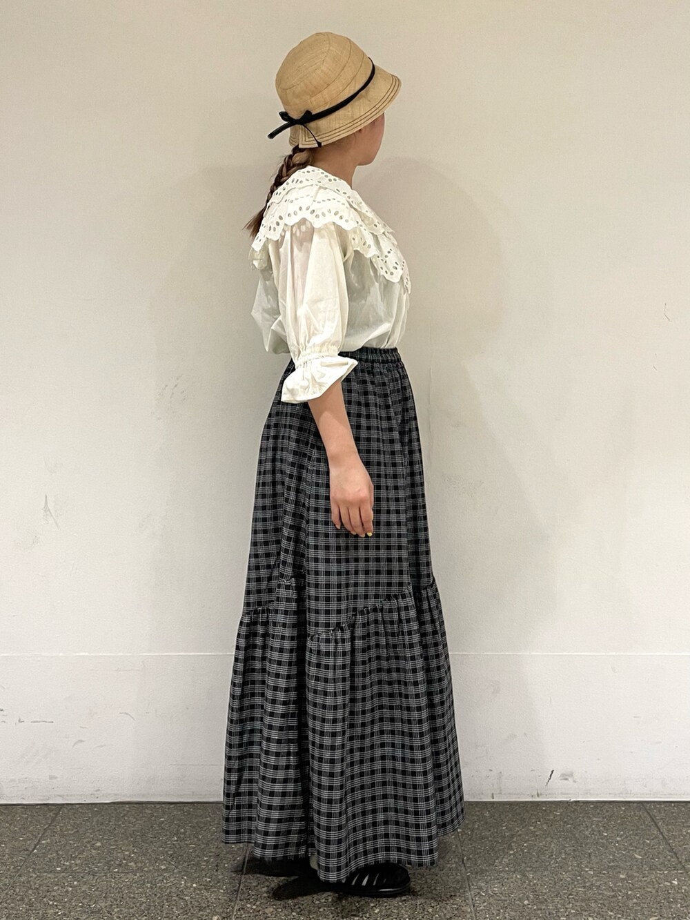 ホワイト系のシャツ/ブラウス、ブラック系のスカート、ブラック系のサンダルを着用したレディースの秋コーディネートの5枚目の写真