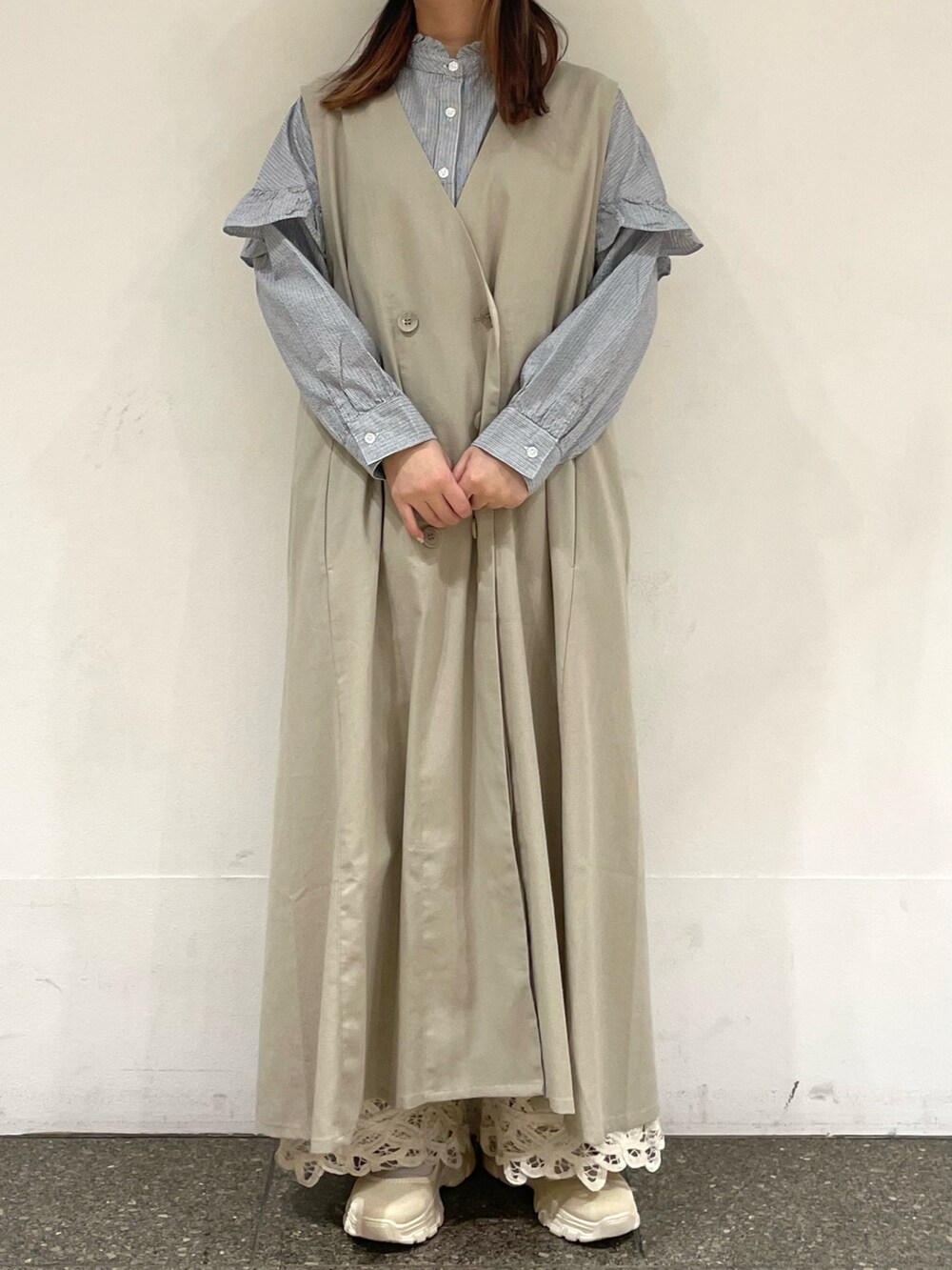 ブルー系のシャツ/ブラウス、ホワイト系のワンピース、ホワイト系のその他パンツを着用したレディースの春コーディネートの2枚目の写真