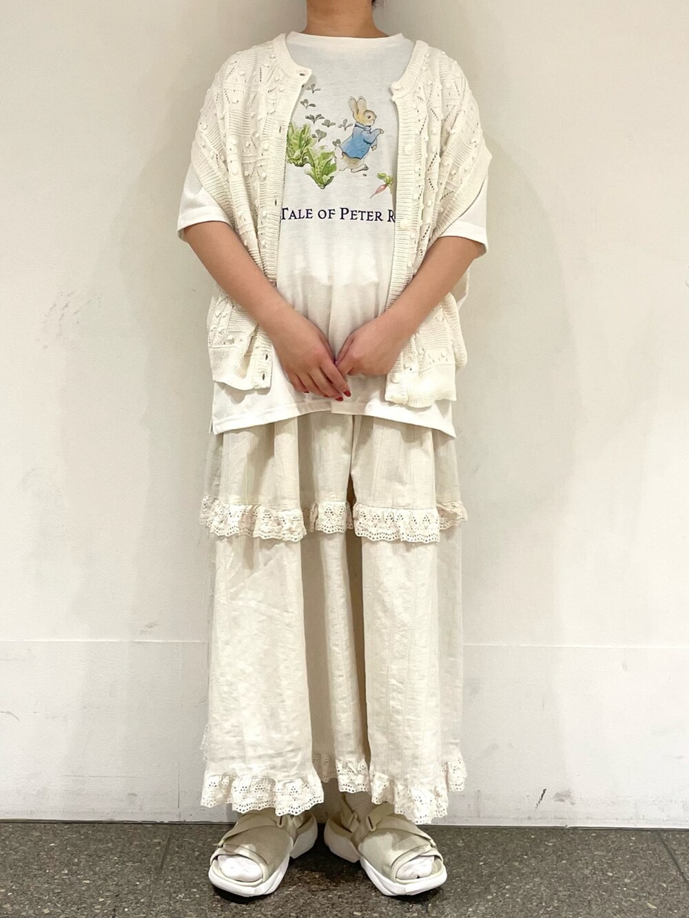 ベージュ系のサンダル、ホワイト系のTシャツ/カットソー、ホワイト系のベストを着用したレディースの夏コーディネートの2枚目の写真