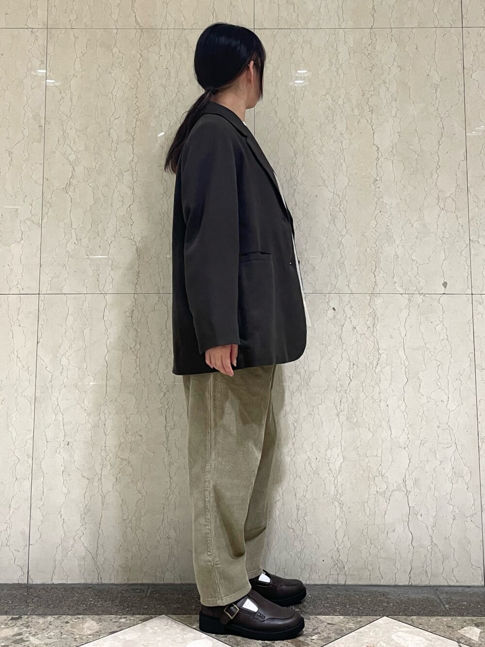 ブラウン系のドレスシューズを着用したレディースの冬コーディネートの5枚目の写真