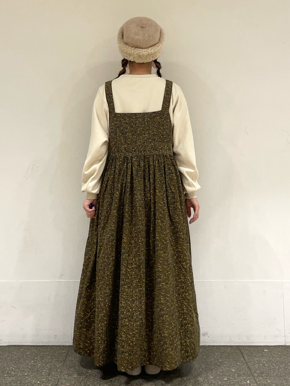 ベージュ系のドレスシューズ、ベージュ系のハットを着用したレディースの冬コーディネートの4枚目の写真