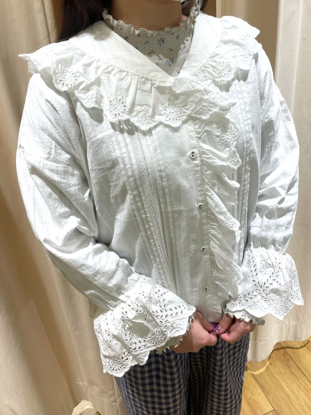 ブルー系のその他パンツ、ホワイト系のシャツ/ブラウス、ベージュ系のTシャツ/カットソーを着用したレディースの春コーディネートの4枚目の写真