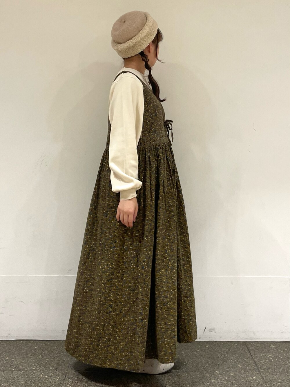 ベージュ系のドレスシューズ、ベージュ系のハットを着用したレディースの冬コーディネートの5枚目の写真