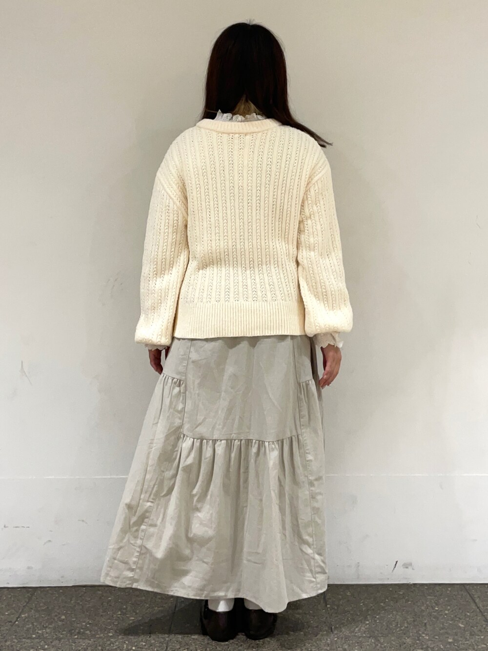 ブラウン系のドレスシューズ、ホワイト系のシャツ/ブラウス、ホワイト系のニット/セーターを着用したレディースの冬コーディネートの4枚目の写真