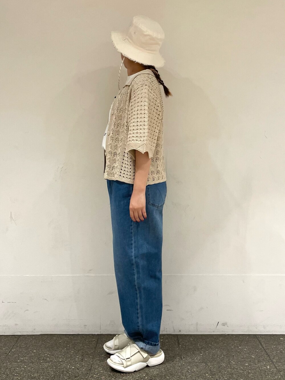 ベージュ系のサンダル、ホワイト系のTシャツ/カットソー、ホワイト系のカーディガン/ボレロを着用したレディースの夏コーディネートの3枚目の写真