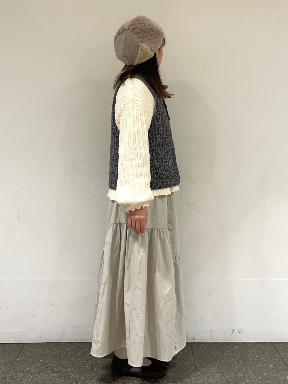 ブラウン系のドレスシューズ、ホワイト系のシャツ/ブラウス、グリーン系のベストを着用したレディースの冬コーディネートの5枚目の写真