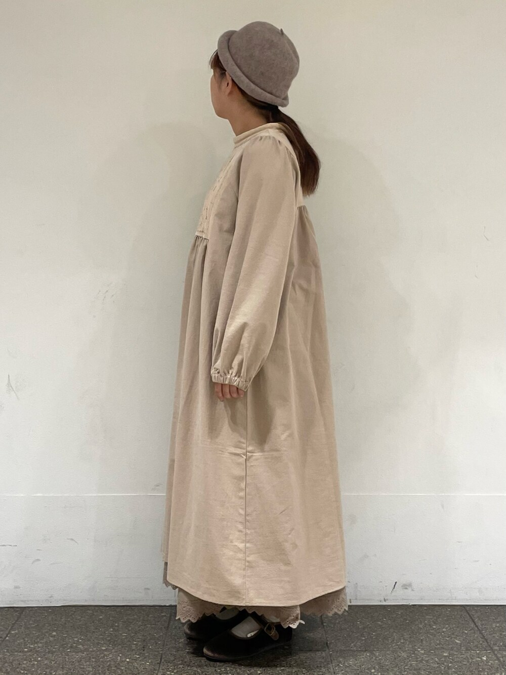 ブラウン系のドレスシューズを着用したレディースの冬コーディネートの3枚目の写真