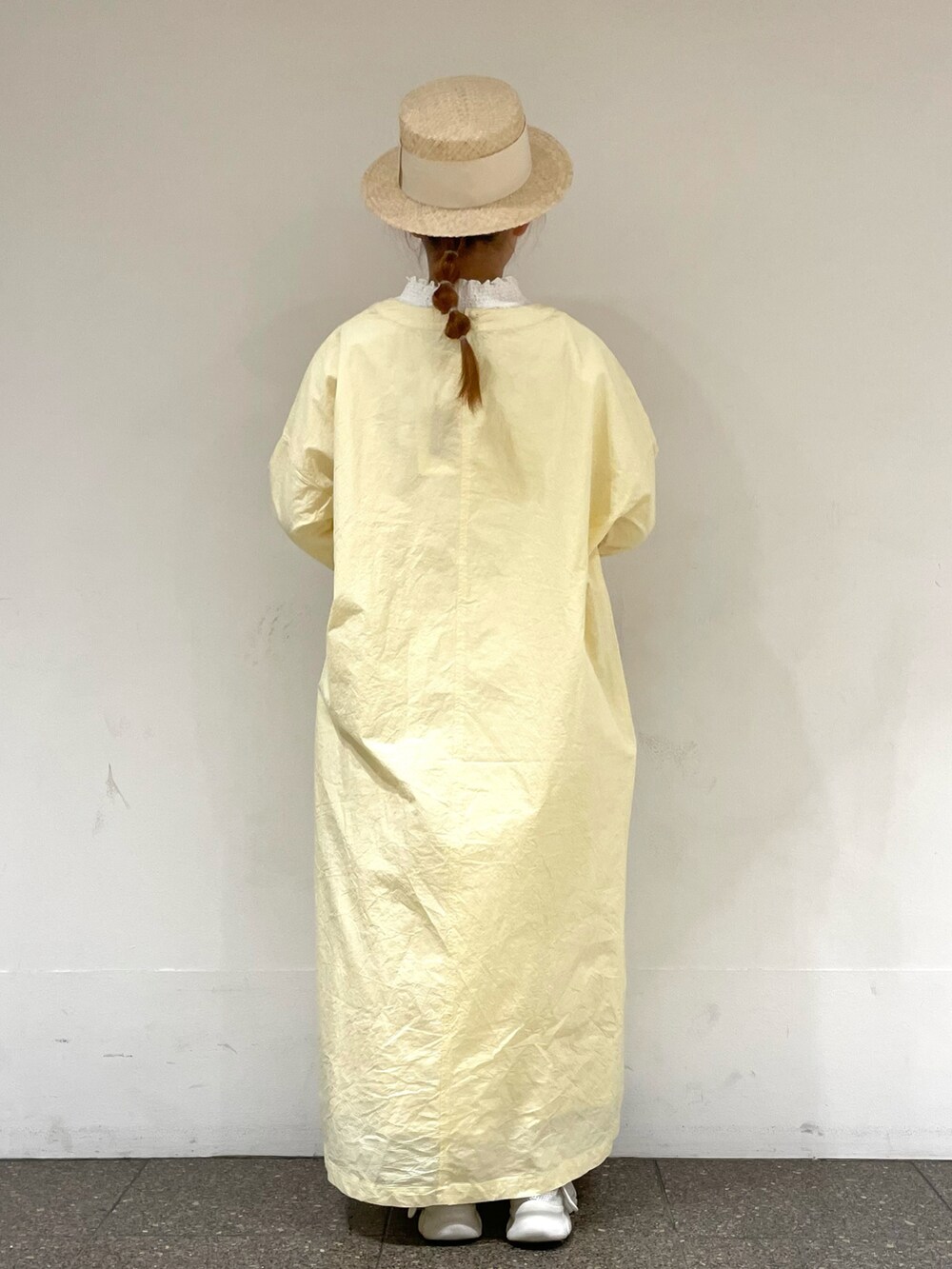 ホワイト系のシューズ、ホワイト系のスカート、イエロー系のワンピースを着用したレディースの春コーディネートの4枚目の写真