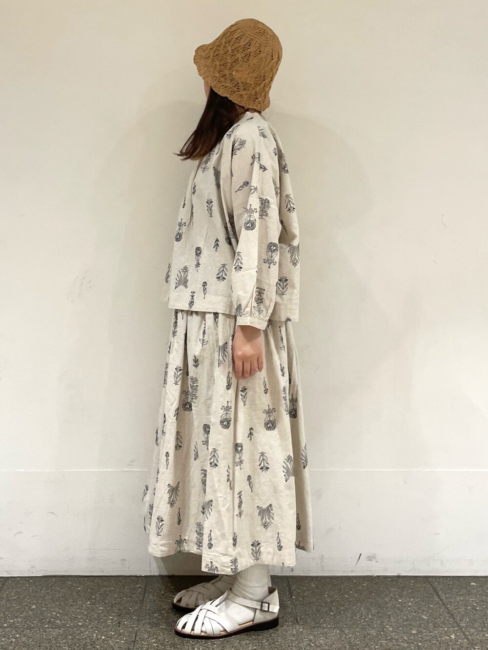 ホワイト系のサンダル、ホワイト系のシャツ/ブラウス、ホワイト系のスカートを着用したレディースの春コーディネートの3枚目の写真