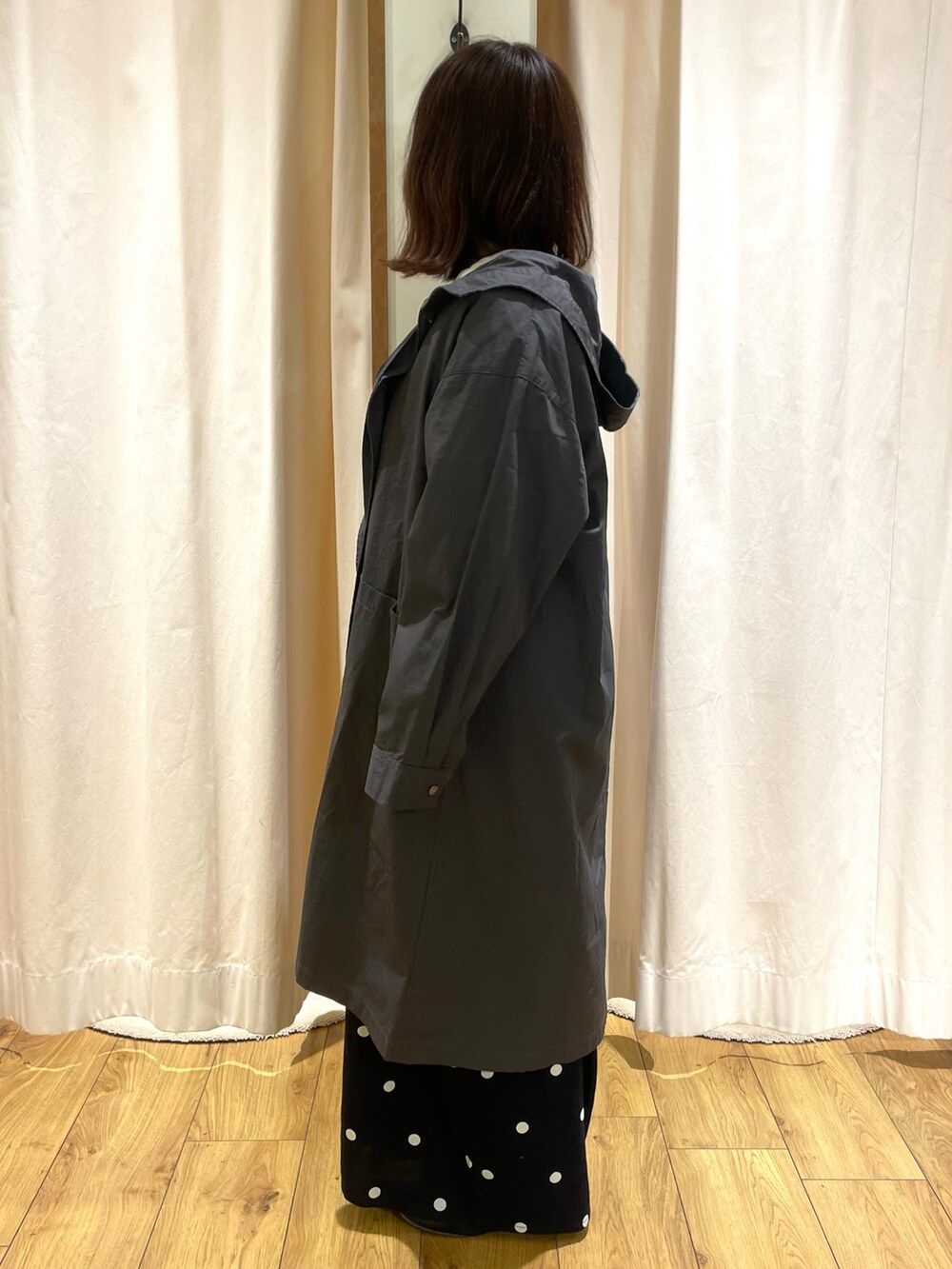 ホワイト系のシャツ/ブラウス、グレー系のその他アウター、ブルー系のその他パンツを着用したレディースの春コーディネートの2枚目の写真