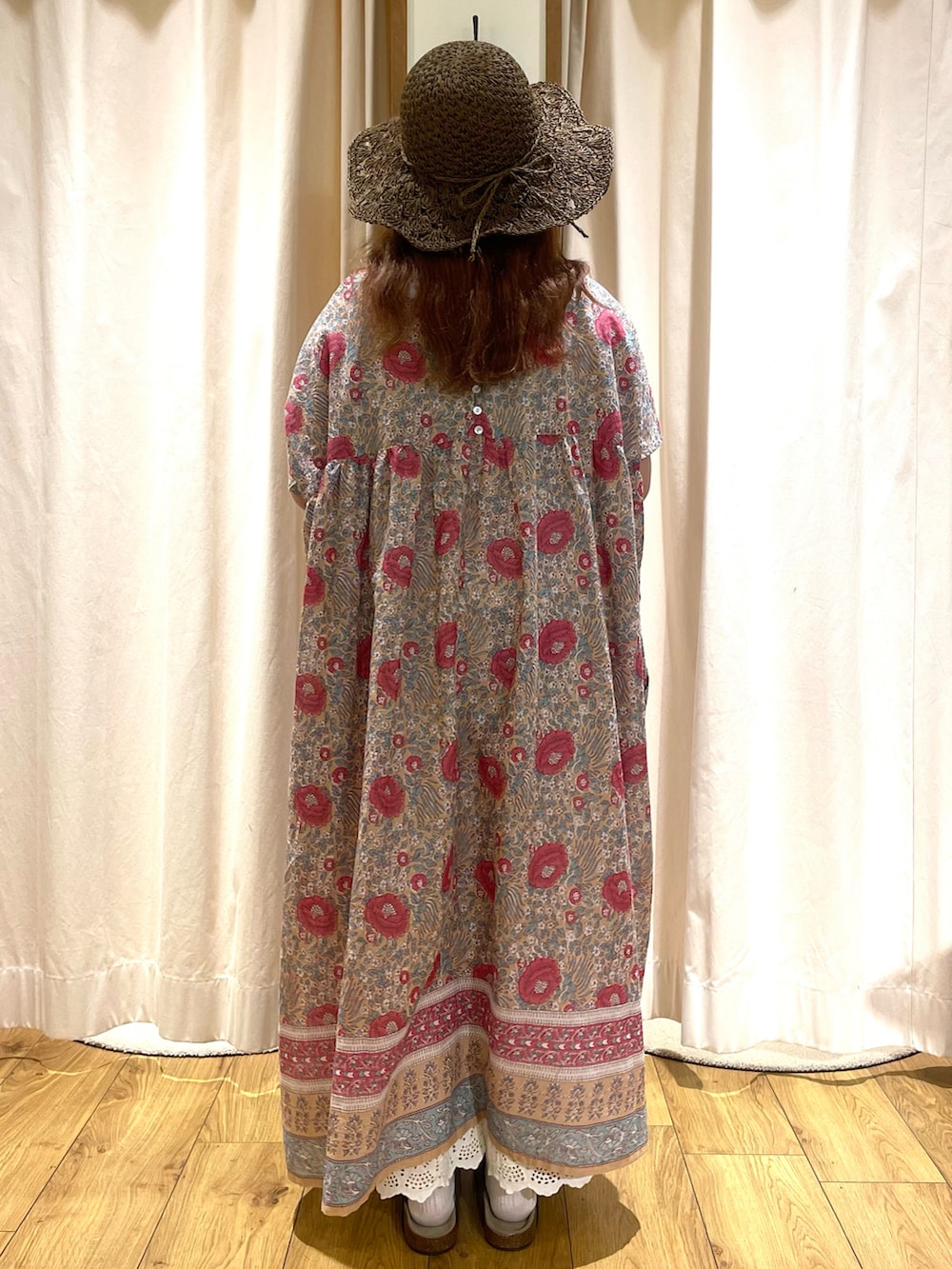 ホワイト系のTシャツ/カットソー、ベージュ系のワンピース、ブラウン系のトートバッグを着用したレディースの夏コーディネートの4枚目の写真