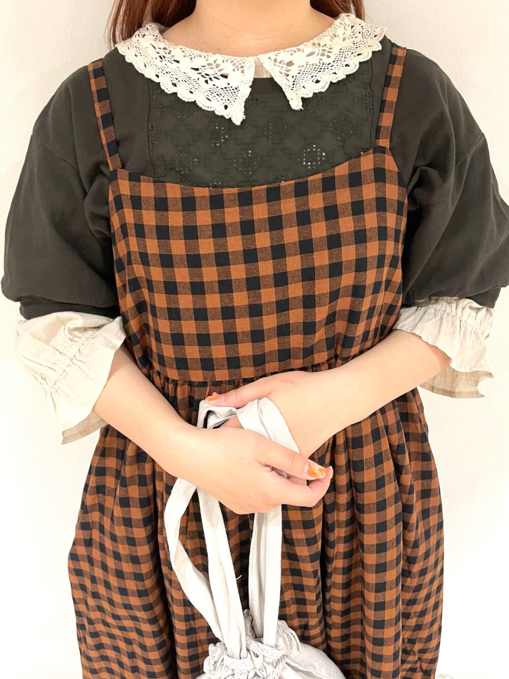 ベージュ系のその他シューズ、ベージュ系のシャツ/ブラウス、グレー系のTシャツ/カットソーを着用したレディースの春コーディネートの5枚目の写真