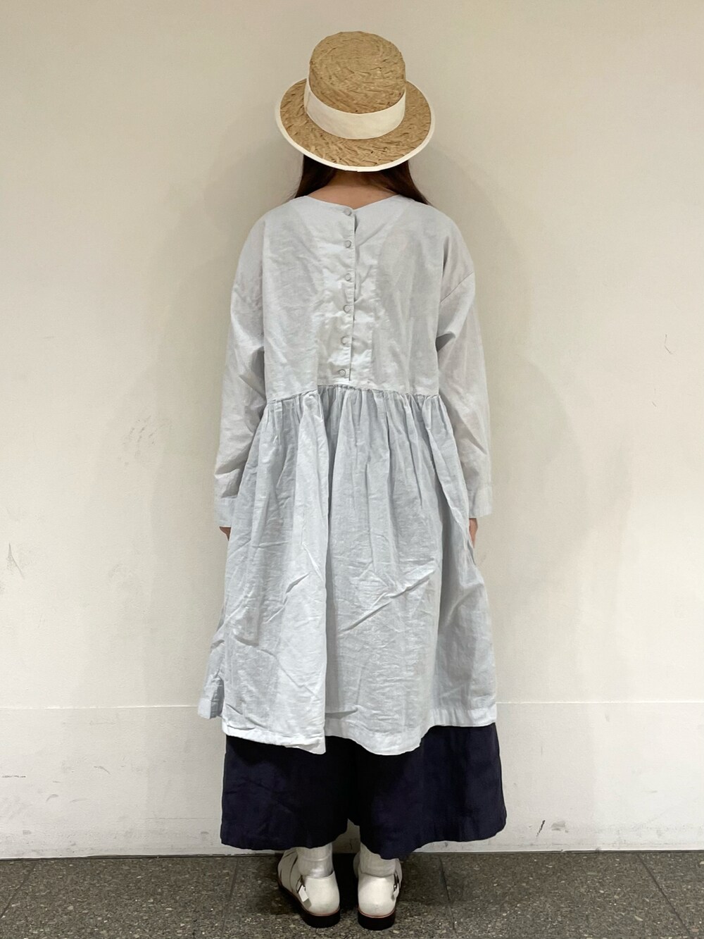 ホワイト系のサンダル、グレー系のチュニック、グレー系のその他パンツを着用したレディースの春コーディネートの4枚目の写真