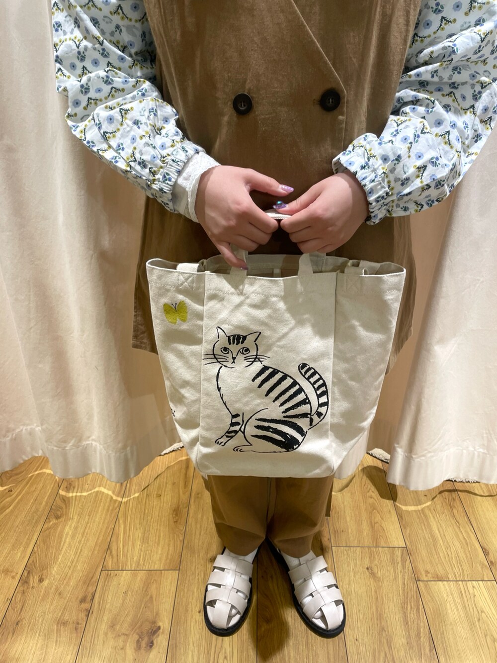 「miyuki matsuo、松尾ミユキコラボ、ネコ、ブラウス、ベスト、ブラウン、パンツスタイル、セットアップ、グルカサンダル、サンダル、低身長、サマンサ モスモス(Samansa Mos2)、サマンサモスモス、SM2、Samansa Mos2」|「Samansa Mos2の【リンネル5月号掲載アイテム】【UVカット】着回し力アップベスト(ベスト、ベージュ系)」を使った、松さん(レディース・153cm)の春コーディネートの5枚目の写真