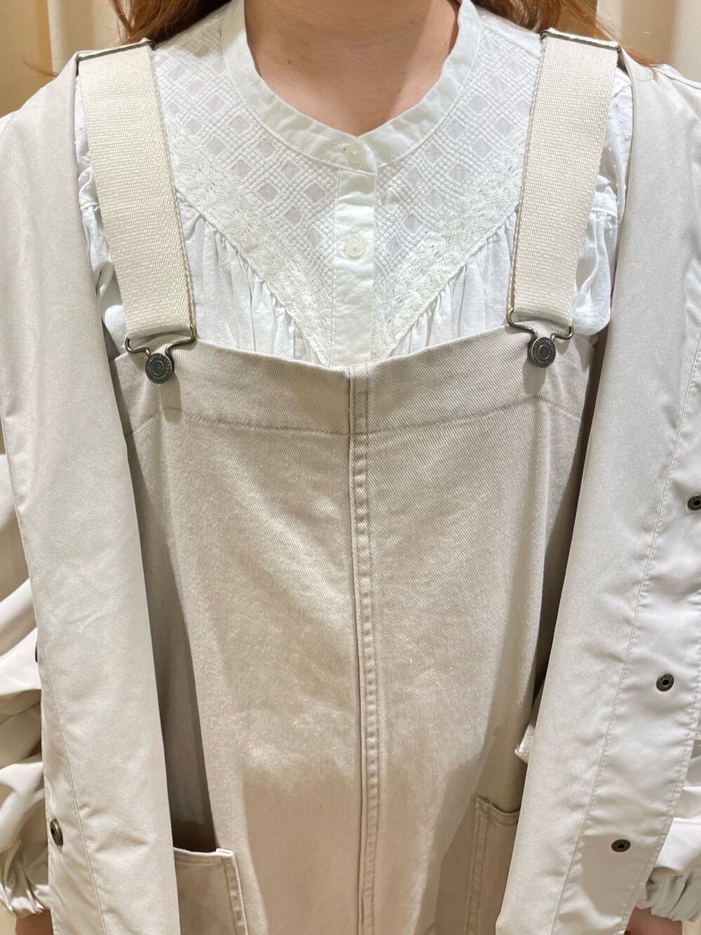 ベージュ系のサロペット/オーバーオール、ピンク系のその他シューズ、ピンク系のトートバッグを着用したレディースの春コーディネートの4枚目の写真