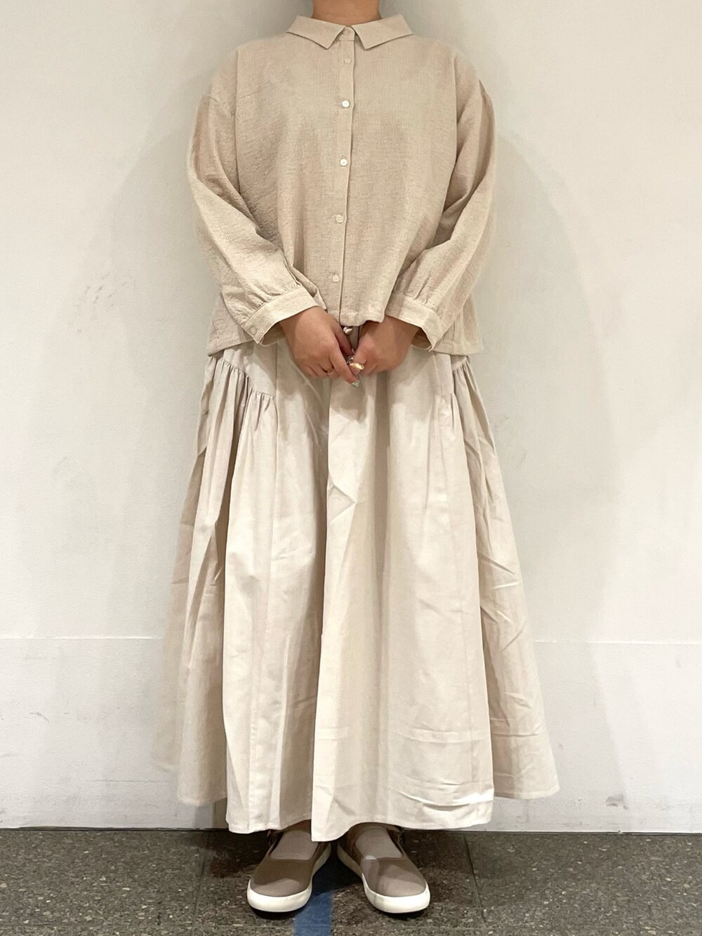 ベージュ系のシャツ/ブラウス、ベージュ系のブルゾン、ベージュ系のスカートを着用したレディースの秋コーディネートの3枚目の写真