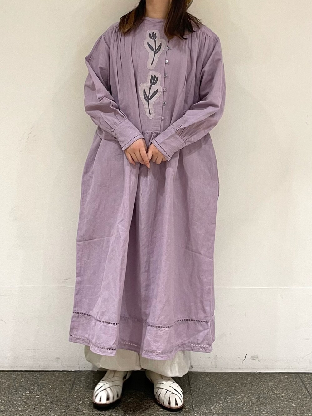 パープル系のワンピース、ホワイト系のサンダル、ホワイト系のその他パンツを着用したレディースの春コーディネートの2枚目の写真