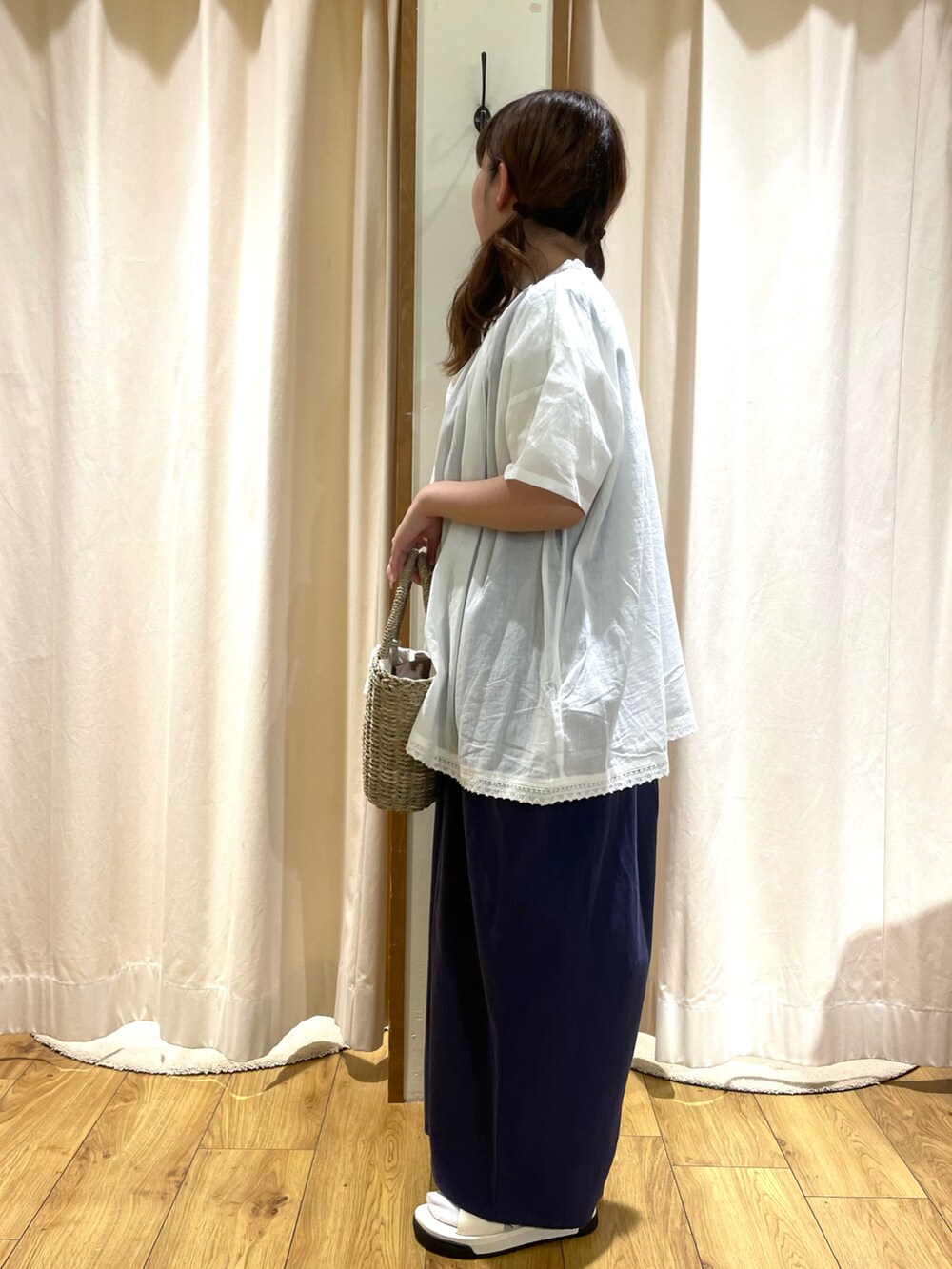 ホワイト系のTシャツ/カットソー、ホワイト系のTシャツ/カットソー、ホワイト系のシャツ/ブラウスを着用したレディースの夏コーディネートの2枚目の写真