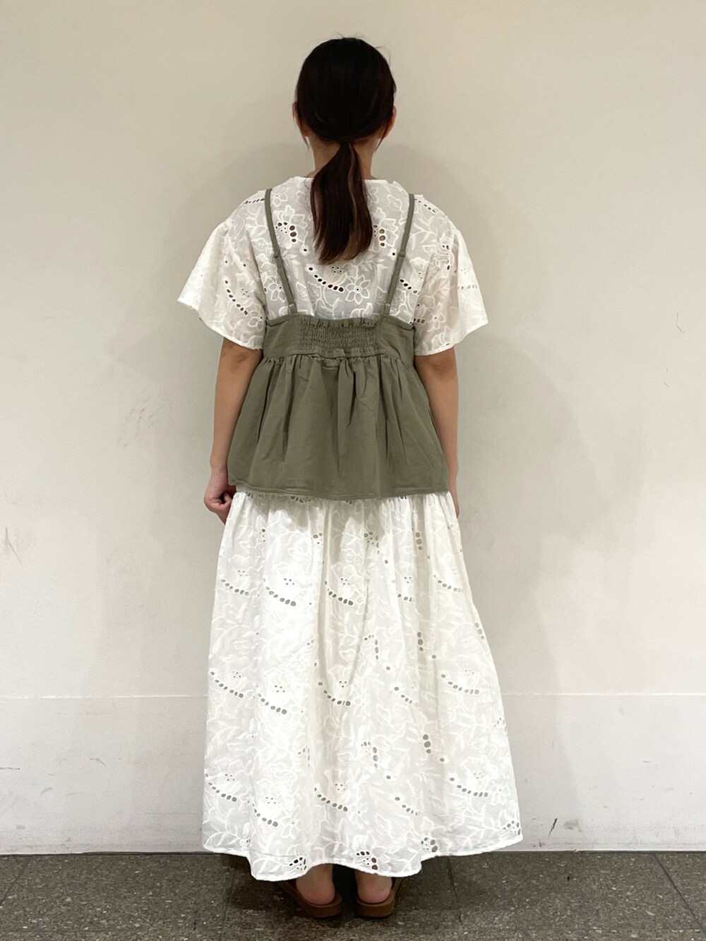 ホワイト系のスカート、ホワイト系のシャツ/ブラウスを着用したレディースの秋コーディネートの4枚目の写真