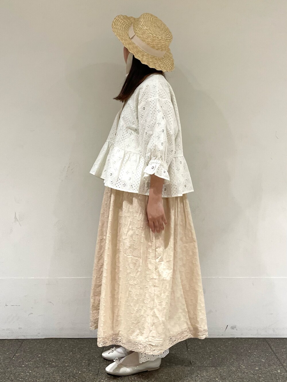 ホワイト系のパンプス、ホワイト系のノーカラージャケット、ホワイト系のワンピースを着用したレディースの春コーディネートの3枚目の写真