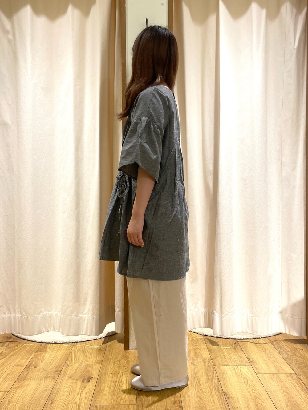 グレー系のシャツ/ブラウス、ベージュ系のトートバッグ、ベージュ系のその他シューズを着用したレディースの夏コーディネートの2枚目の写真