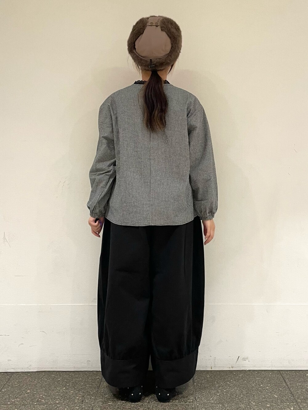 グレー系のドレスシューズ、ブラウン系のハットを着用したレディースの冬コーディネートの4枚目の写真