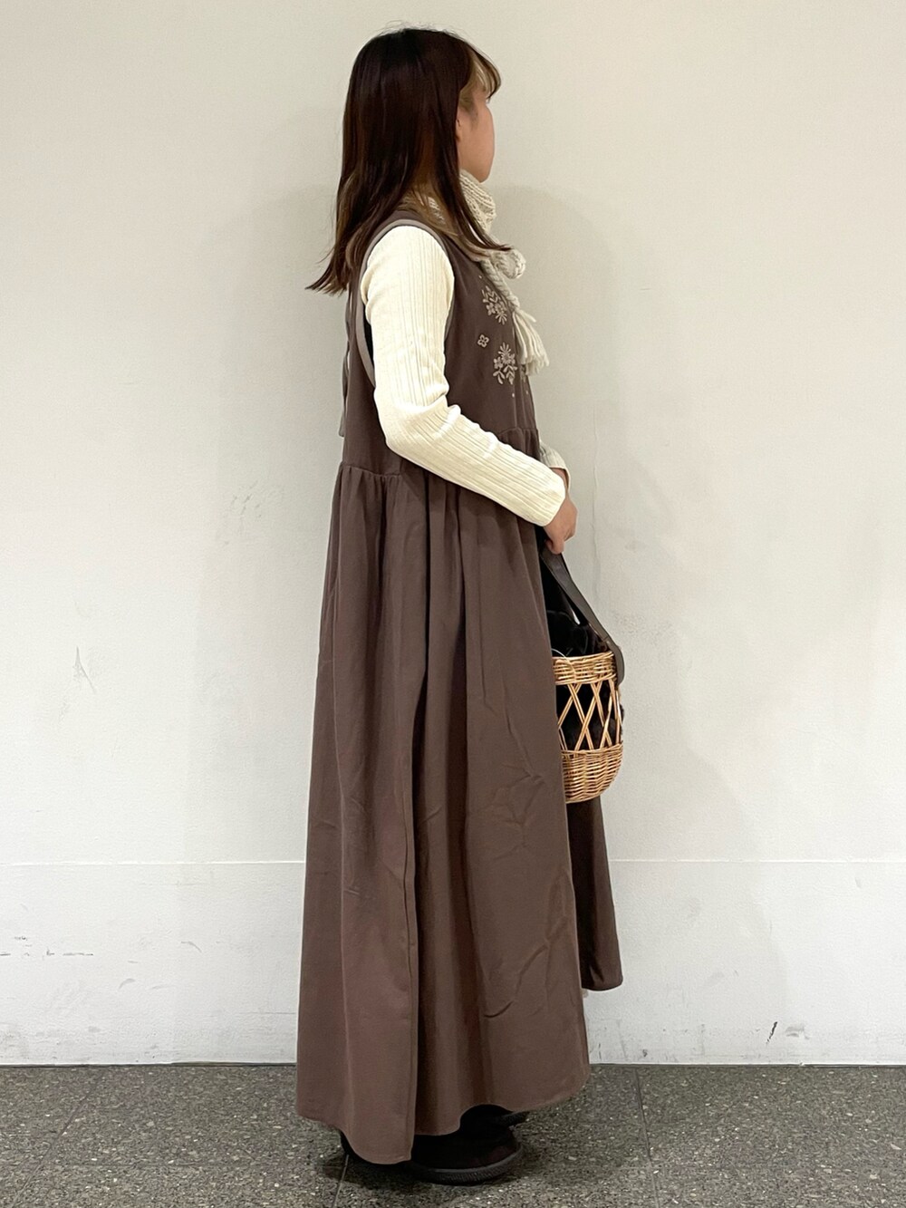 ホワイト系のTシャツ/カットソー、ブラウン系のハンドバッグ、ブラウン系のワンピースを着用したレディースの秋コーディネートの5枚目の写真