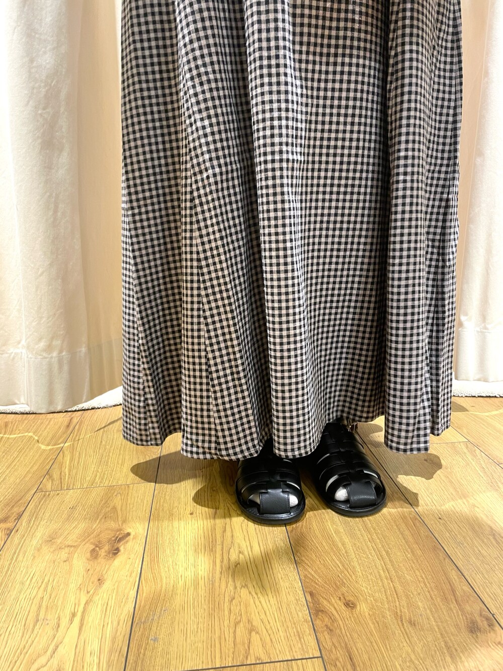 グレー系のカーディガン/ボレロ、ブラック系のワンピース、ブラック系のハンドバッグを着用したレディースの春コーディネートの5枚目の写真